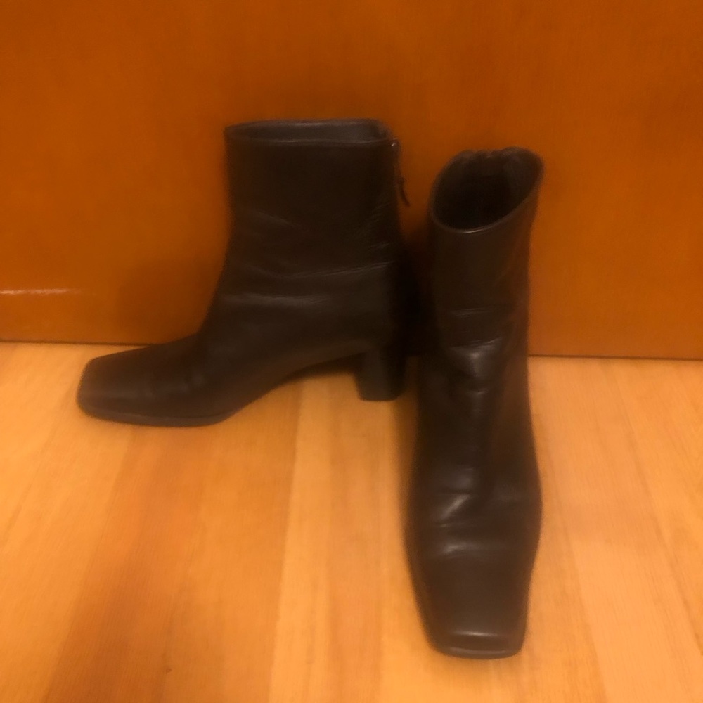 Stuart weitzmen leather ankle boots | chocolate brown | block heel| 6B size